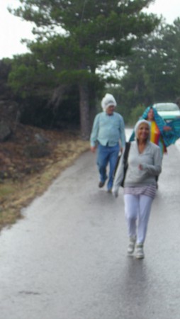 corriamo verso l'auto, ora piove sul serio!